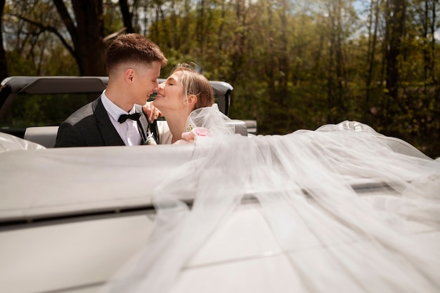 車で結婚したばかりのカップル