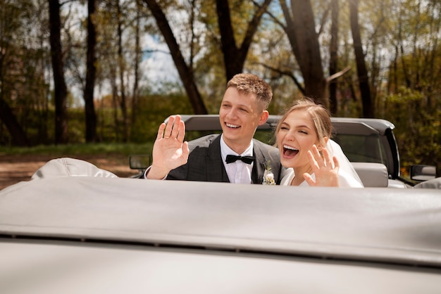 車で結婚したばかりのカップル