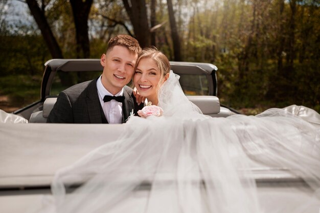 車で結婚したばかりのカップル