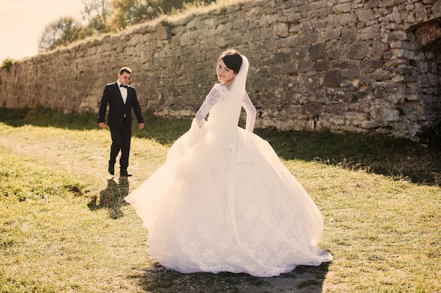 Free photo just married near a wall