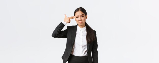 다만 사격 나를 하십시오 귀찮게 과 fed up 아시아의 saleswoman hate 그녀의 작업 standing 에 business suit sh