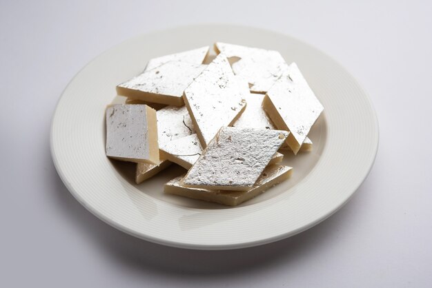 ミルク、コア、カシューナッツ、砂糖を使用して作られた人気のインドの甘いバルフィ、バルフィまたはブルフィ、カジュカトリ 無料写真