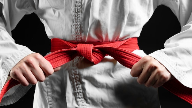 Foto gratuita atleta di karate con cintura rossa