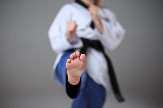 Foto gratuita la ragazza di karate con cintura nera