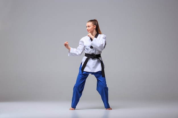 Ragazza di karate con cintura nera