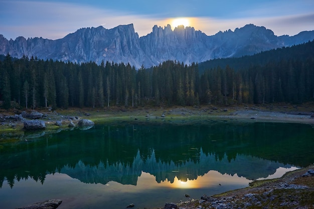 돌로미티 이탈리아(Dolomites Italy)에서 밤에 산의 반사가 있는 카레제 호수(Karersee Lake) 또는 라고 디 카레자(Lago di Carezza)