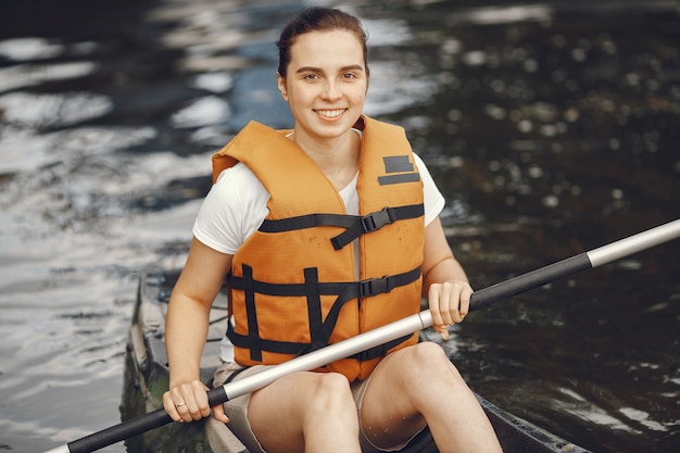 無料写真 カヤック。カヤックの女性。水を漕ぐ少女。