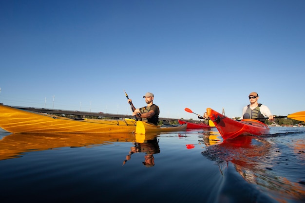 Foto gratuita kayaking man pagaiando un kayak canoa pagaiando