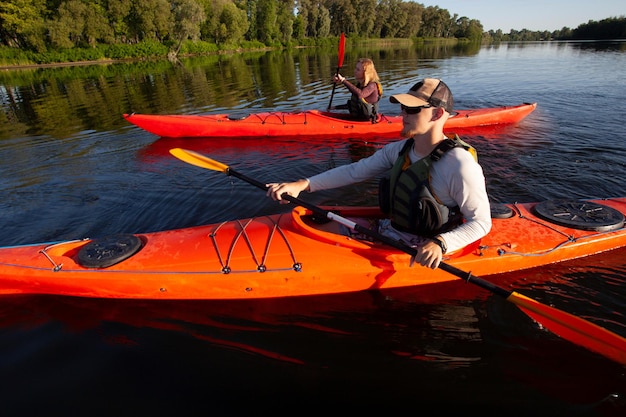 Foto gratuita kayaking man pagaiando un kayak canoa pagaiando