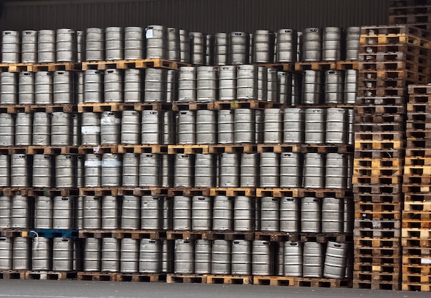 Free photo kegs of beer in regular rows