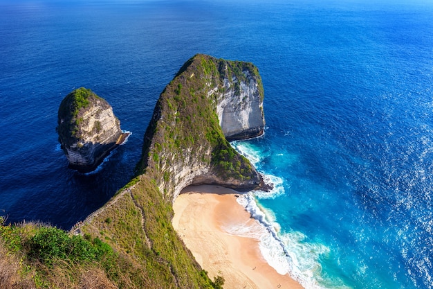 Nusa Penida 섬, 발리, 인도네시아의 Kelingking 해변