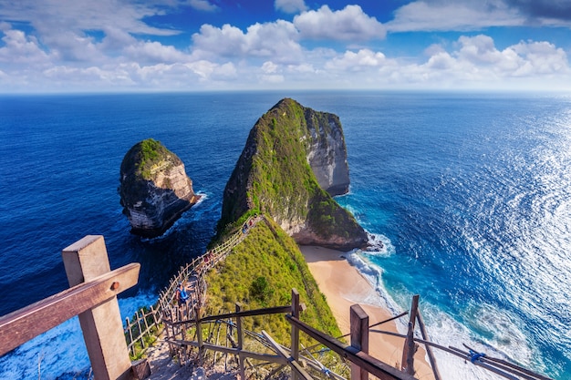 Nusa Penida 섬, 발리, 인도네시아의 Kelingking 해변