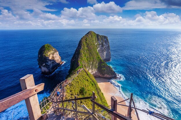 Nusa Penida 섬, 발리, 인도네시아의 Kelingking 해변