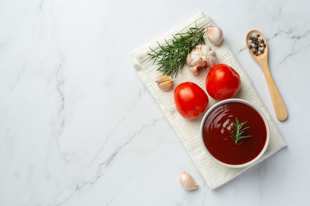 Free photo ketchup or tomato sauce with fresh tomato