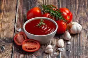 Free photo ketchup or tomato sauce with fresh tomato