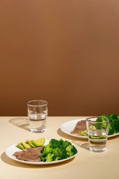 Бесплатное фото Кето диетический ассортимент продуктов питания на столе