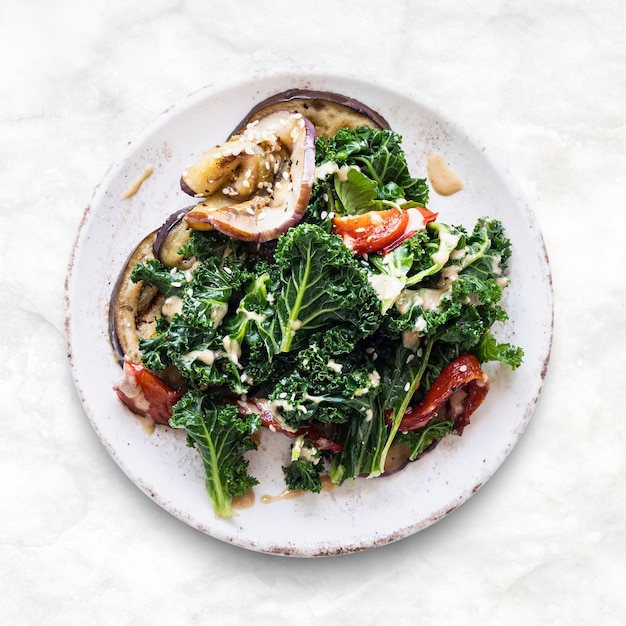 Free photo keto salad with roasted eggplant and kale