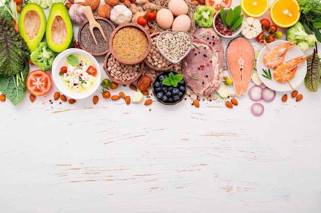 Концепция кетогенной диеты с низким содержанием углеводов ингредиенты для выбора здоровой пищи на белом деревянном фоне Premium Фотографии