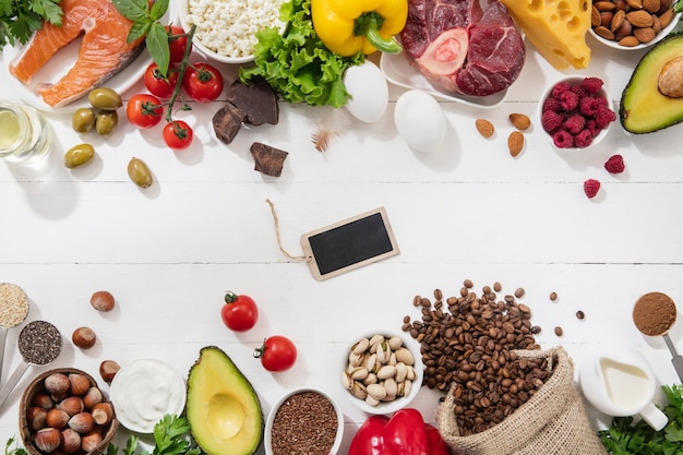 Dieta chetogenica a basso contenuto di carboidrati - selezione di alimenti su sfondo bianco.