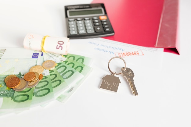 Free photo key and cash on office table