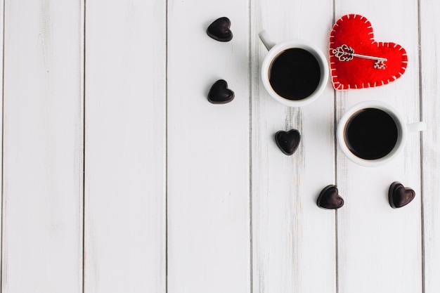 Foto gratuita chiave vicino a cuori di caffè e caramelle