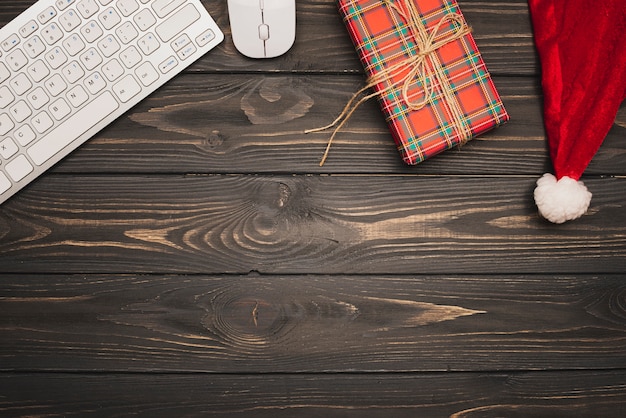 無料写真 キーボードと木製の背景にクリスマスのギフト
