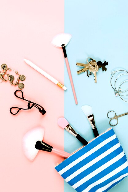 Ключи и косметические товары рядом с сумкой для макияжа