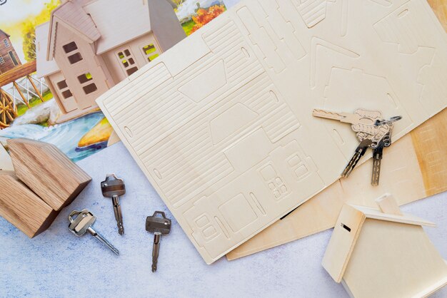 木造住宅モデルとカード紙の家の上のキー
