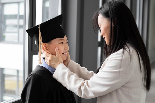 부모와 함께 유치원 졸업을 축하하는 아이