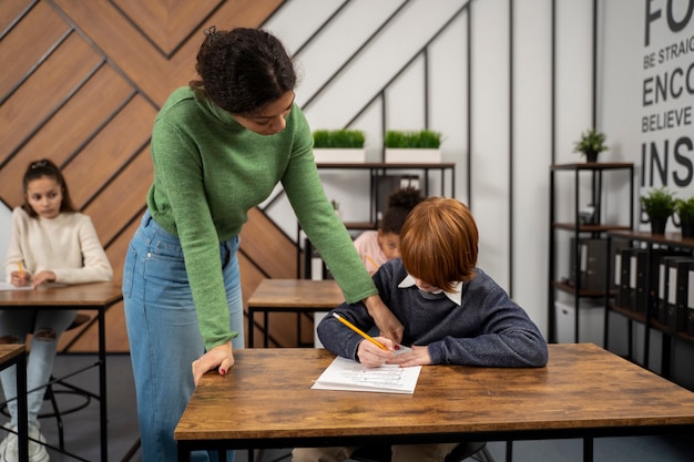 Foto gratuita bambino che tradisce alla vista frontale della scuola