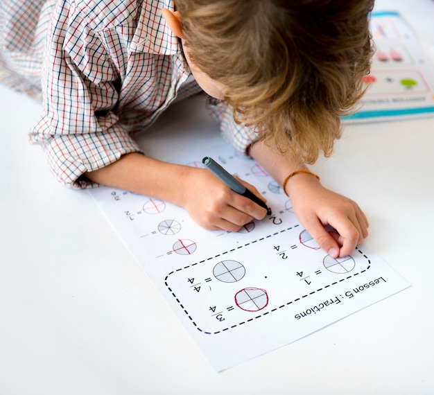 数学の宿題学習に集中している子供