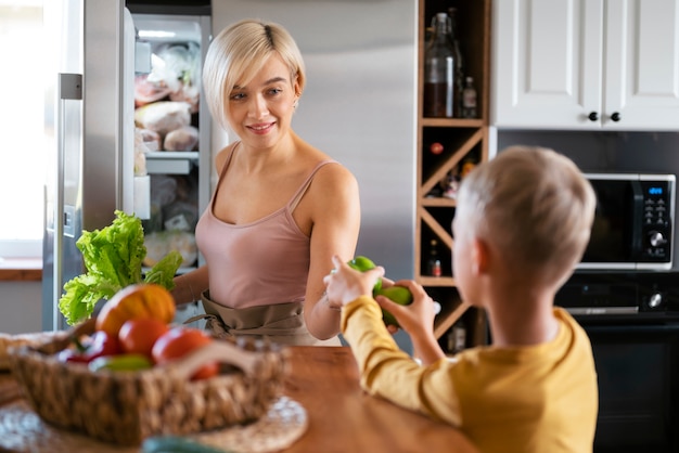 Foto gratuita bambino che cucina e si diverte a casa