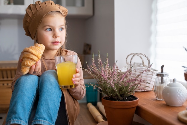 Foto gratuita bambino che cucina e si diverte a casa