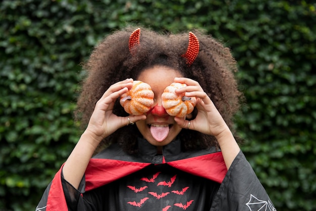 Foto gratuita bambino in costume da diavolo carino ma spaventoso