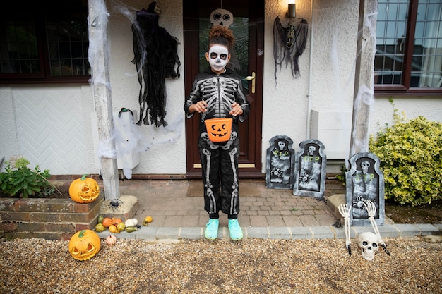 Bambino in costume da scheletro carino ma spaventoso