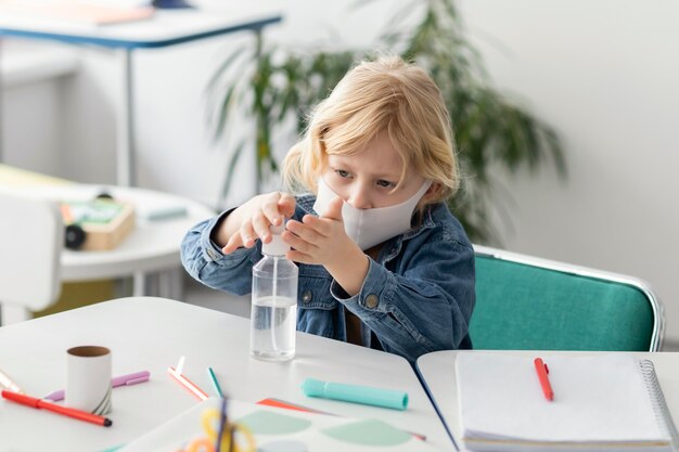 教室で手を消毒する子供