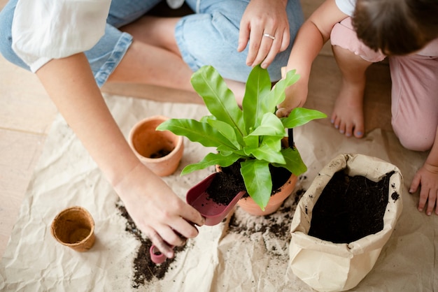 お母さんと一緒に家で子供DIY植物ポッティング