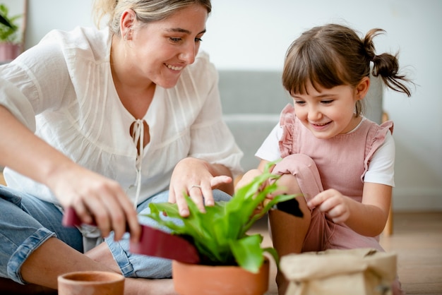 自宅でお母さんと一緒に子供diy植物ポッティング