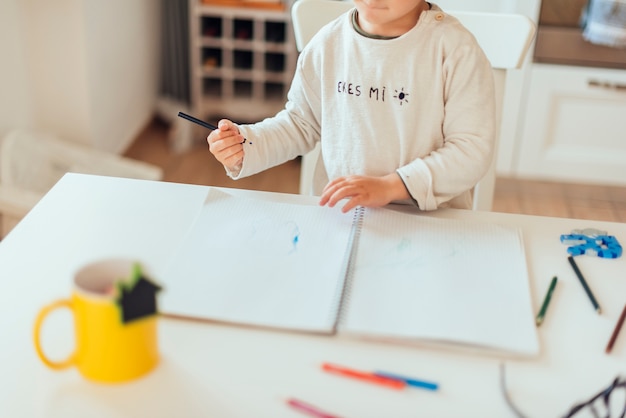 Free photo kid doing homework