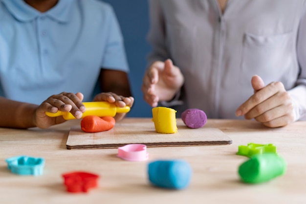 Kid doing a occupational therapy session with a psychologist