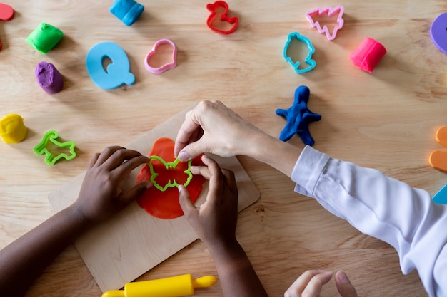 Foto gratuita bambino che fa una sessione di terapia occupazionale con uno psicologo