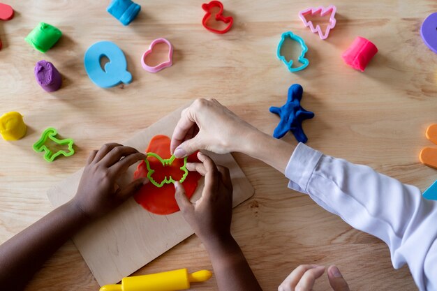 Kid doing a occupational therapy session with a psychologist