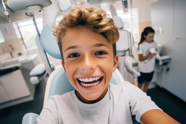 Foto gratuita un bambino felice e sorpreso in una clinica dentistica