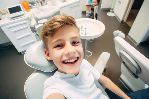 Foto gratuita un bambino felice e sorpreso in una clinica dentistica