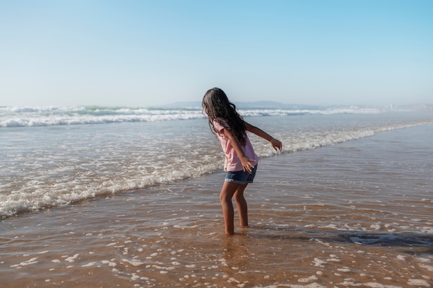 해변에서 즐거운 시간을 보내는 아이