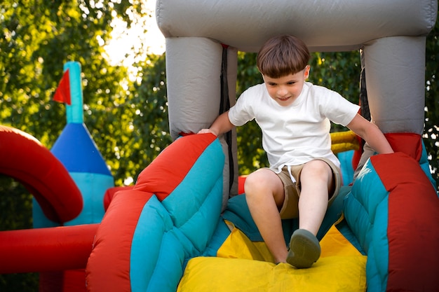 バウンスハウス正面図で楽しんでいる子供