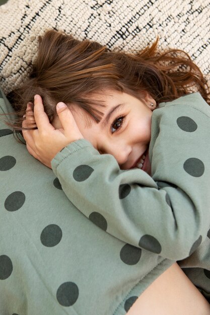 그녀의 방에서 즐거운 시간을 보내는 아이