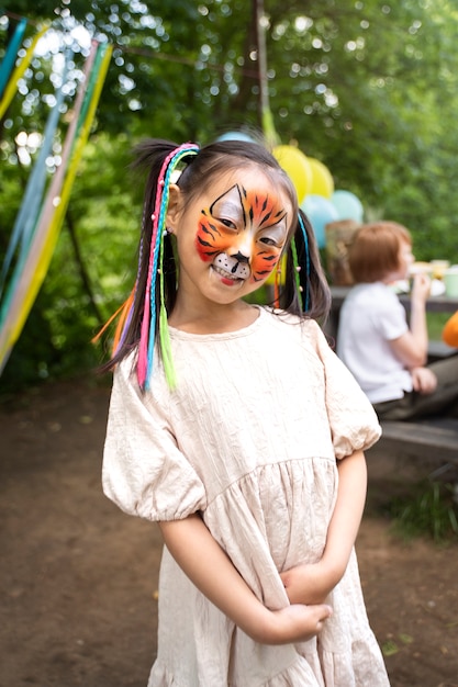 Foto gratuita bambino che si diverte alla festa nella giungla