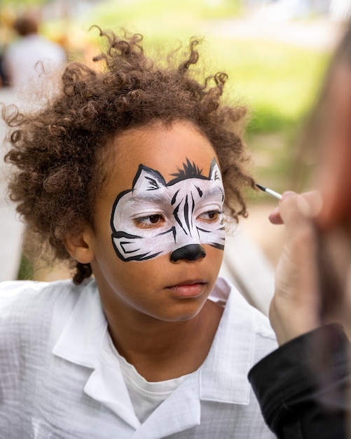 Bambino che si diverte alla festa nella giungla