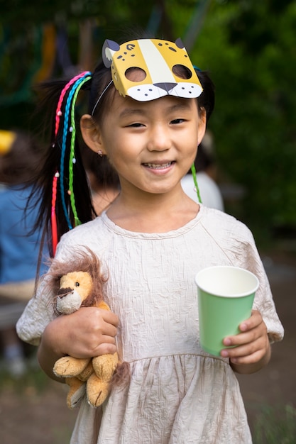 Foto gratuita bambino che si diverte alla festa nella giungla